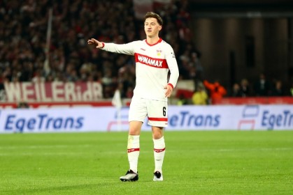 德天空体育澄清：斯蒂勒无意转投曼联，本赛季确认留守斯图加特