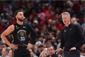 开yun体育app官方下载-库里左腿受伤归期未定 勇士卫冕赛季风雨飘摇